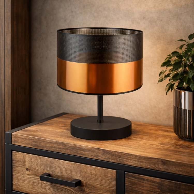 Nowoczesna lampka stołowa w stylu loft z cylindrycznym kloszem – połączenie czerni i miedzianego wykończenia nadaje elegancki, industrialny charakter. Idealna na komodę, do salonu lub sypialni. Stylowe oświetlenie dekoracyjne i funkcjonalne.