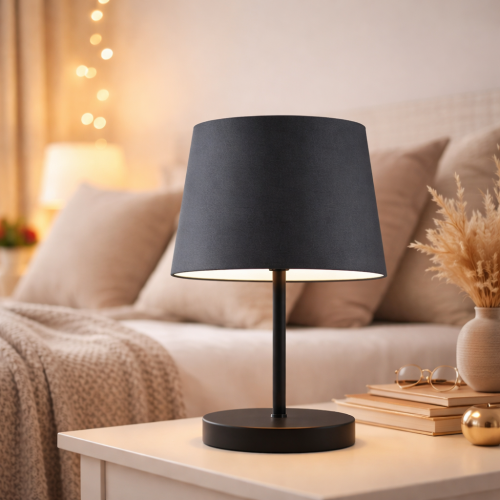 Lampka stołowa MICHELLE to elegancka lampka nocna do sypialni, która łączy nowoczesny design z funkcjonalnością. Stylowy abażur i solidna konstrukcja tworzą przytulny klimat, idealny do relaksu i wieczornego odpoczynku.