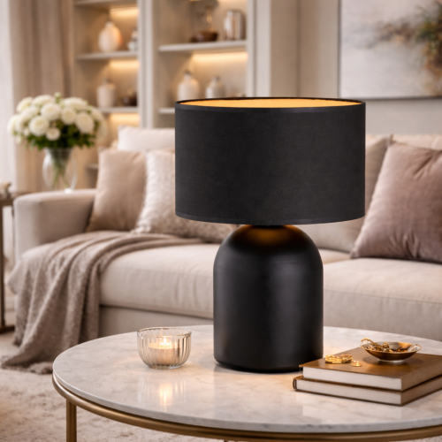 Lampa stołowa RUTH to eleganckie i funkcjonalne oświetlenie do salonu i sypialni. Nowoczesny design, abażur i solidna podstawa tworzą stylową całość. Designerska lampa stołowa idealna do wnętrz nowoczesnych i klasycznych.