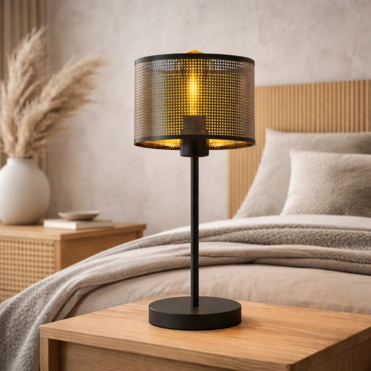 Lampka nocna KIRA AŻUR to stylowa lampka z ażurowym abażurem, która tworzy wyjątkowy efekt światła i cienia. Nowoczesna lampka do sypialni dostępna z czarnym lub złotym wnętrzem, idealna do wnętrz japandi, loft i minimalistycznych.