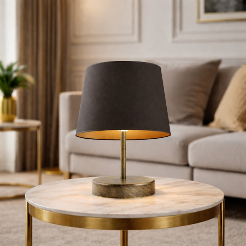 Lampka nocna MICHELLE GOLD to elegancka lampka stołowa z abażurem o złotym wnętrzu, która tworzy przytulne światło. Nowoczesna lampka do sypialni dostępna w 5 kolorach, idealna jako stylowe i funkcjonalne oświetlenie nocne.