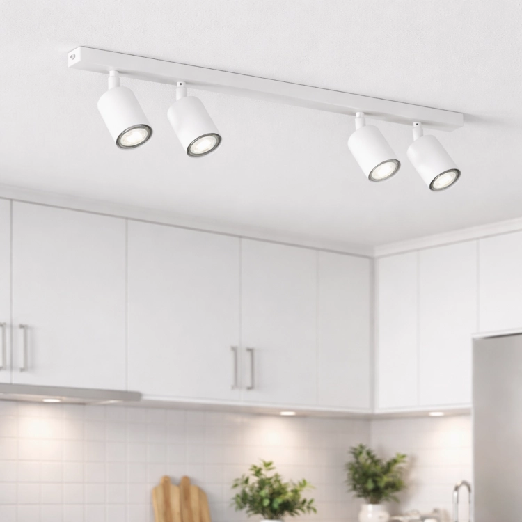 Nowoczesna lampa sufitowa z czterema regulowanymi reflektorami w eleganckim, białym wykończeniu. Idealna do kuchni i salonu, zapewnia precyzyjne oświetlenie wybranych stref. Minimalistyczny design pasuje do współczesnych wnętrz.