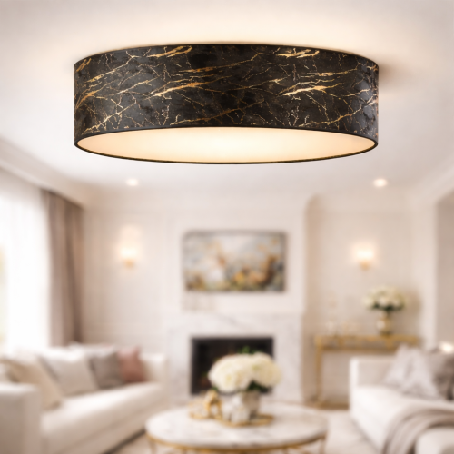 Elegancki plafon sufitowy o średnicy 60 cm w stylu glamour zachwyca czarnym wykończeniem z marmurowym wzorem i złotymi żyłkami. Luksusowy design oraz ciepłe światło tworzą wyjątkowy klimat w salonie, podkreślając prestiż i nowoczesny charakter wnętrza.