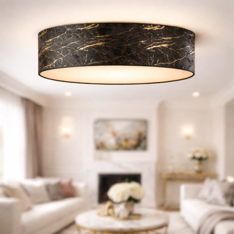 Elegancki plafon sufitowy o średnicy 60 cm w stylu glamour zachwyca czarnym wykończeniem z marmurowym wzorem i złotymi żyłkami. Luksusowy design oraz ciepłe światło tworzą wyjątkowy klimat w salonie, podkreślając prestiż i nowoczesny charakter wnętrza.