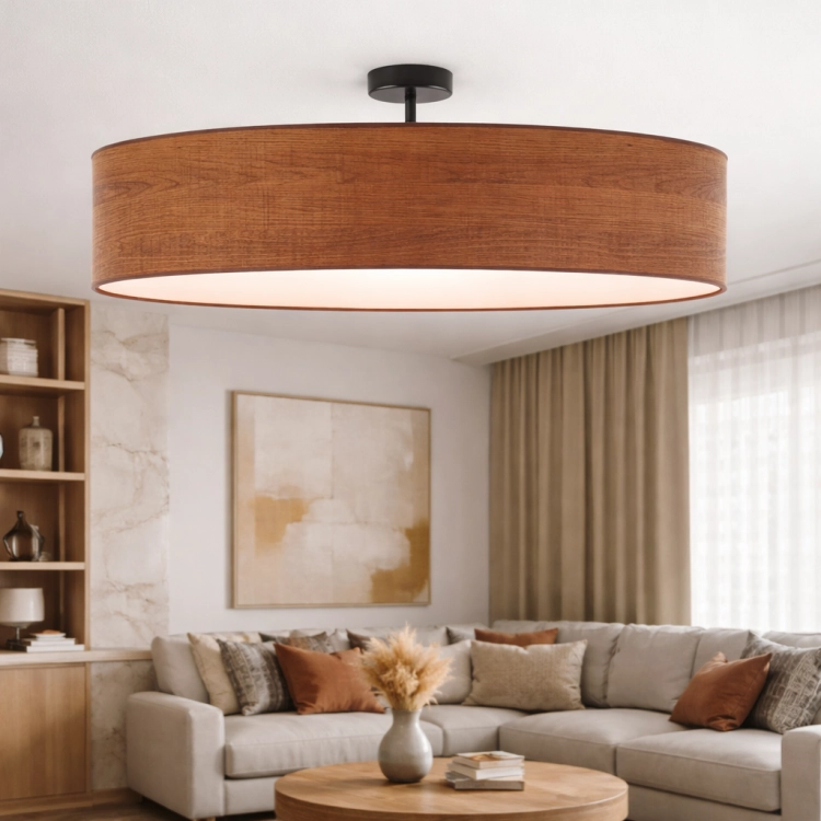 Nowoczesna lampa sufitowa o eleganckiej, drewnianej oprawie zachwyca minimalistycznym designem i ciepłym wykończeniem. Idealna do stylowych wnętrz, tworzy przytulną atmosferę, łącząc funkcjonalność z ponadczasową estetyką.