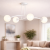 Nowoczesna lampa sufitowa z kulami to stylowe oświetlenie do salonu, sypialni lub jadalni. Minimalistyczna forma i mleczne klosze zapewniają miękkie, rozproszone światło. Designerska lampa sufitowa podkreśla charakter współczesnych wnętrz.