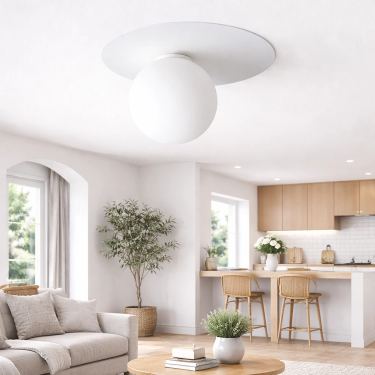 Nowoczesna lampa sufitowa w minimalistycznym stylu doskonale podkreśla charakter eleganckich wnętrz. Biała forma z kulistym kloszem zapewnia miękkie, równomierne światło, idealne do salonu, kuchni lub sypialni.