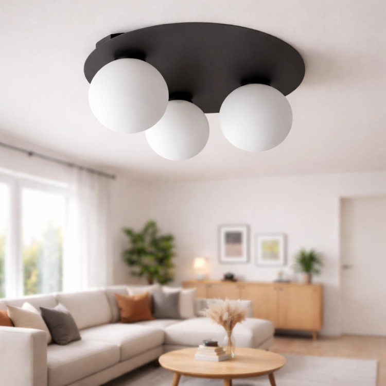 Lampa sufitowa BUKLA to nowoczesny plafon 3-punktowy, który łączy minimalistyczny design z funkcjonalnością. Mleczne klosze i stalowa konstrukcja zapewniają stylowe, równomierne oświetlenie do salonu, sypialni lub przedpokoju.