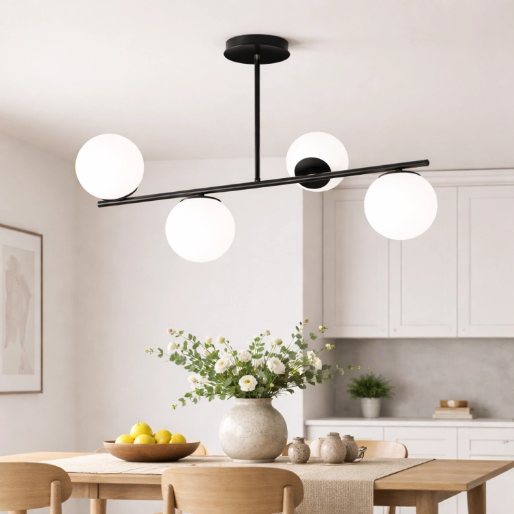 Nowoczesna lampa sufitowa do jadalni z czarną, minimalistyczną konstrukcją i czterema mlecznymi kloszami. Idealna nad stół, zapewnia równomierne oświetlenie i stylowy wygląd. Doskonała do wnętrz nowoczesnych, loftowych i skandynawskich.