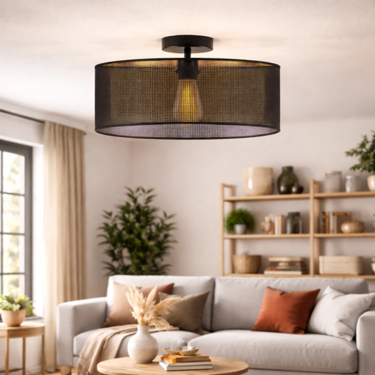 Lampa sufitowa BELLA AŻUR fi 40 cm to nowoczesne oświetlenie z czarnym ażurowym abażurem i możliwością wyboru wnętrza (złote/czarne). Personalizacja od 1 do 5 źródeł światła sprawia, że idealnie pasuje do salonu, sypialni i jadalni.