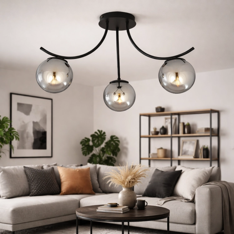 Lampa sufitowa BIRCAN to nowoczesna lampa loftowa z kulami szklanymi, idealna do salonu i jadalni. Stylowy design, 3 punkty światła i metalowa konstrukcja zapewniają funkcjonalne i efektowne oświetlenie sufitowe do każdego wnętrza.