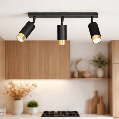 Lampa sufitowa KEIKO to nowoczesne oświetlenie japandi z regulowanymi reflektorami. Czarny plafon ze złotymi detalami idealnie sprawdzi się jako lampa do kuchni lub salonu, zapewniając funkcjonalne i stylowe światło w każdym wnętrzu.