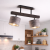 Designerska lampa sufitowa z drewnianą belką i dwoma abażurami w odcieniu szaro-beżowym to idealne połączenie stylu i funkcjonalności. Doskonale sprawdzi się w nowoczesnej kuchni, zapewniając przytulne, ciepłe światło i wyjątkowy charakter wnętrza.