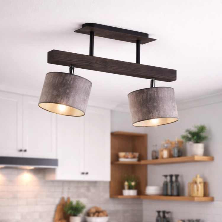 Designerska lampa sufitowa z drewnianą belką i dwoma abażurami w odcieniu szaro-beżowym to idealne połączenie stylu i funkcjonalności. Doskonale sprawdzi się w nowoczesnej kuchni, zapewniając przytulne, ciepłe światło i wyjątkowy charakter wnętrza.