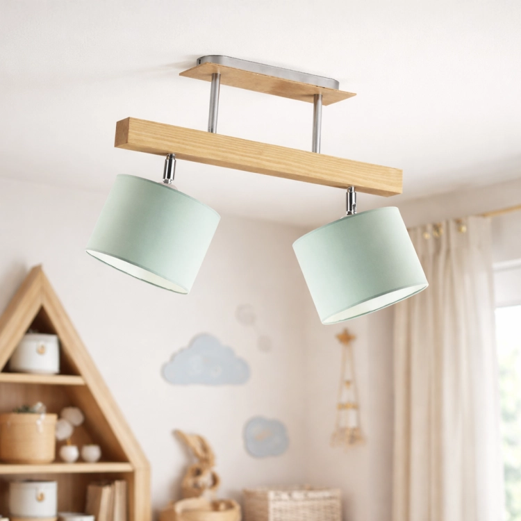 Nowoczesna lampa sufitowa do pokoju dziecięcego w stylu skandynawskim. Drewniana belka, metalowe elementy i dwa regulowane klosze w kolorze niebieskim tworzą funkcjonalne i estetyczne oświetlenie. Idealna do wnętrz dziecięcych i młodzieżowych.