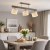 Nowoczesna lampa sufitowa z trzema kloszami w odcieniach szarości to idealne oświetlenie do jadalni i salonu. Elegancki design, równomierne światło i stylowy wygląd tworzą przytulną atmosferę w każdym wnętrzu.