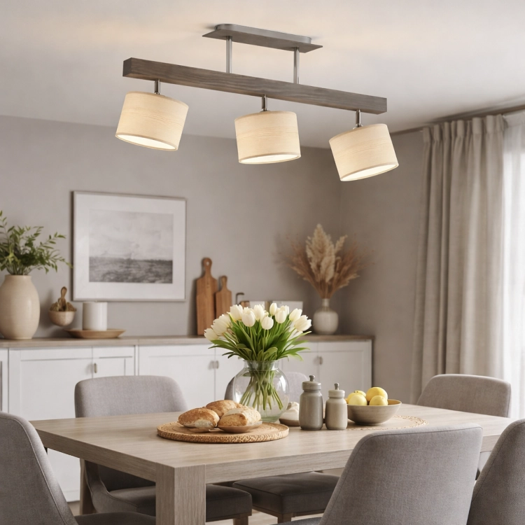 Nowoczesna lampa sufitowa z trzema kloszami w odcieniach szarości to idealne oświetlenie do jadalni i salonu. Elegancki design, równomierne światło i stylowy wygląd tworzą przytulną atmosferę w każdym wnętrzu.