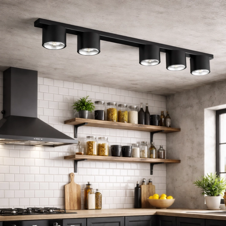 Lampa sufitowa NEUS 5-punktowa to nowoczesny plafon w stylu industrialnym i skandynawskim. Metalowa konstrukcja, minimalistyczny design i możliwość podłączenia pod podwójny włącznik sprawiają, że idealnie oświetli kuchnię, salon lub loftowe wnętrze.