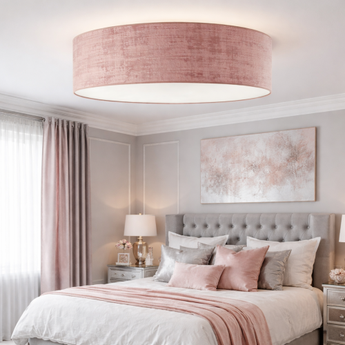 Elegancka lampa sufitowa glamour o średnicy 80 cm w kolorze pudrowego różu. Aksamitny abażur nadaje wnętrzu luksusowy charakter i przytulne światło. Idealna do sypialni lub salonu, łączy styl, jakość i nowoczesny design.
