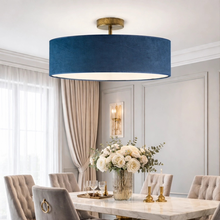 Elegancka lampa sufitowa glamour z niebieskim, welurowym abażurem i złotymi detalami to idealne oświetlenie do jadalni. Stylowa, nowoczesna i luksusowa – podkreśli charakter wnętrza i stworzy przytulną atmosferę podczas posiłków.