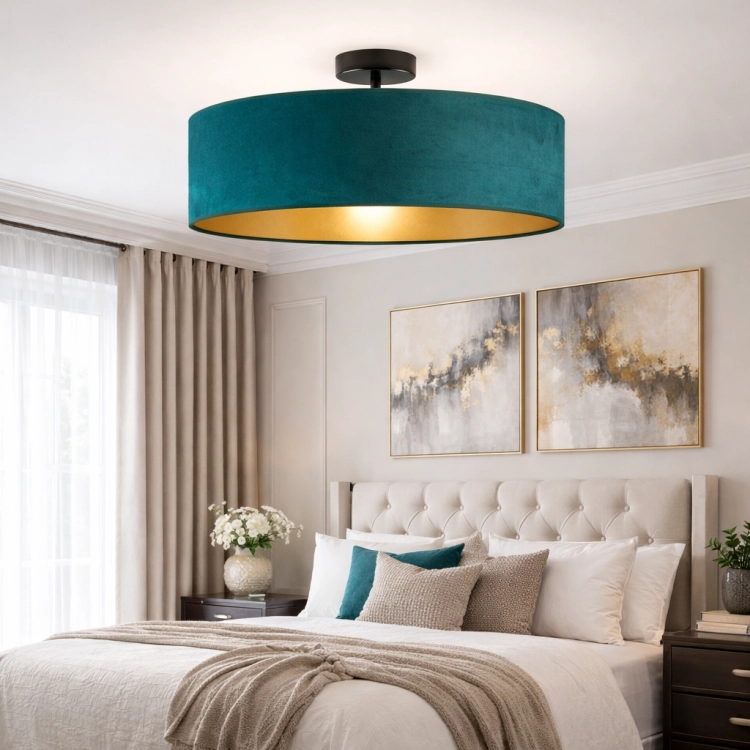 Nowoczesna lampa sufitowa z welurowym abażurem w kolorze butelkowej zieleni i złotym wnętrzem to eleganckie oświetlenie do sypialni lub salonu. Styl glamour i przyjemne światło tworzą luksusowy klimat oraz podkreślają charakter wnętrza.