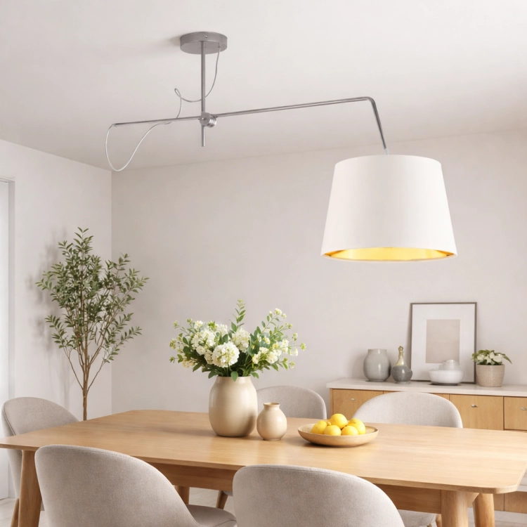 Nowoczesna lampa sufitowa z regulowanym ramieniem i eleganckim, jasnym abażurem z złotym wnętrzem. Idealna do jadalni nad stół – zapewnia ciepłe, przytulne światło i designerski akcent w nowoczesnych wnętrzach.