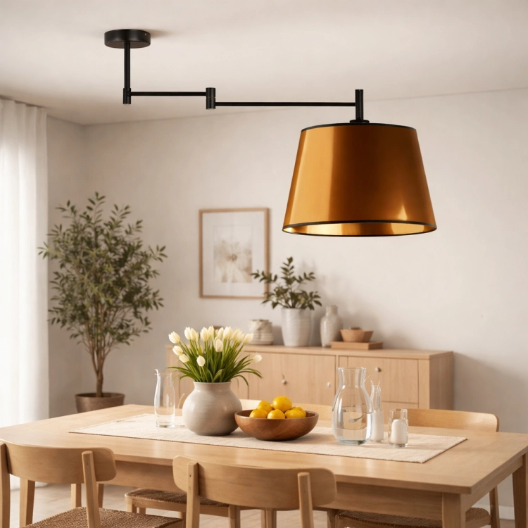 Nowoczesna lampa sufitowa do jadalni z regulowanym ramieniem i eleganckim, metalicznym kloszem w kolorze bursztynowym. Idealna nad stół, łączy funkcjonalność z designerskim stylem, tworząc ciepłą i stylową atmosferę wnętrza.