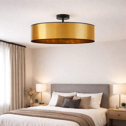 Nowoczesna lampa sufitowa w złotym wykończeniu to idealne rozwiązanie do eleganckiej sypialni. Minimalistyczny design, wysokiej jakości materiały i ciepłe światło tworzą przytulny klimat, podkreślając styl i charakter wnętrza.