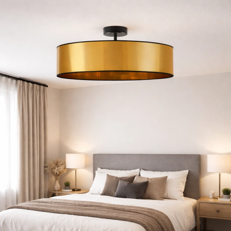 Nowoczesna lampa sufitowa w złotym wykończeniu to idealne rozwiązanie do eleganckiej sypialni. Minimalistyczny design, wysokiej jakości materiały i ciepłe światło tworzą przytulny klimat, podkreślając styl i charakter wnętrza.
