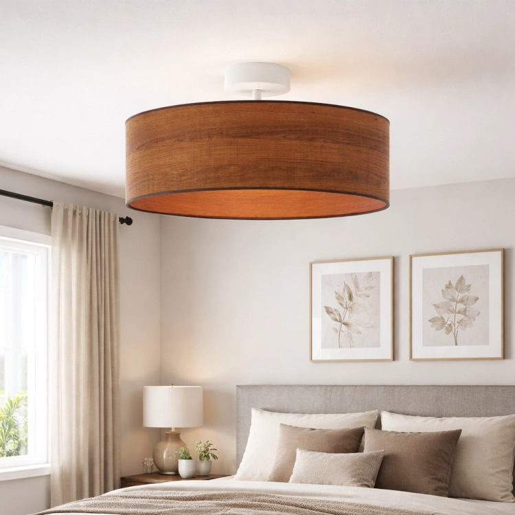 Nowoczesna lampa sufitowa z drewnianym kloszem w formie walca to idealne oświetlenie do sypialni, salonu lub jadalni. Stylowy design, ciepłe światło i naturalne wykończenie wprowadzają przytulny klimat i elegancję do każdego wnętrza.