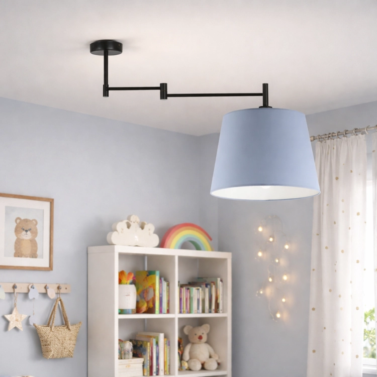 Nowoczesna lampa sufitowa do pokoju dziecięcego z regulowanym ramieniem i stylowym abażurem. Zapewnia przyjemne, rozproszone światło oraz funkcjonalność. Idealna do wnętrz w stylu skandynawskim i nowoczesnym.
