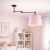 Nowoczesna lampa sufitowa do pokoju dziecięcego z regulowanym ramieniem i stylowym, różowym abażurem. Zapewnia przyjemne, rozproszone światło i wyjątkowy design. Idealna do wnętrz w stylu skandynawskim i nowoczesnym.