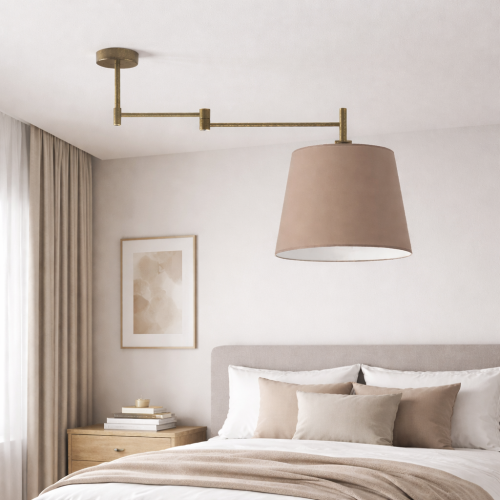 Nowoczesna lampa sufitowa z regulowanym ramieniem w kolorze szczotkowanego mosiądzu doskonale uzupełnia minimalistyczną sypialnię. Stylowy design i funkcjonalność zapewniają idealne oświetlenie oraz elegancki wygląd wnętrza.