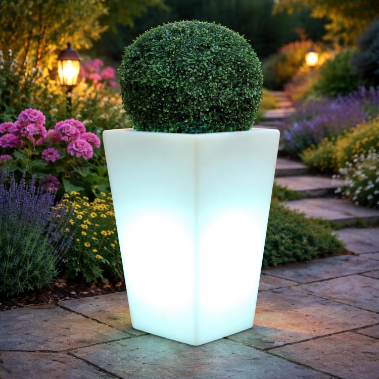 Nowoczesna donica LED o geometrycznym kształcie to idealne rozwiązanie do ogrodu i wnętrz. Podświetlana konstrukcja tworzy wyjątkowy klimat, podkreślając rośliny i przestrzeń. Stylowa, trwała i odporna na warunki atmosferyczne.