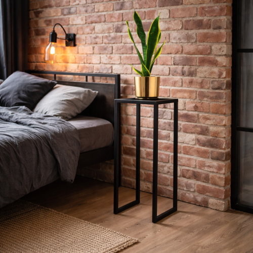 Nowoczesny kwietnik metalowy w stylu loft, idealny do wnętrz industrialnych i minimalistycznych. Stabilna konstrukcja i elegancki design podkreślają rośliny, dodając charakteru każdemu pomieszczeniu – salonowi, sypialni lub biuru.