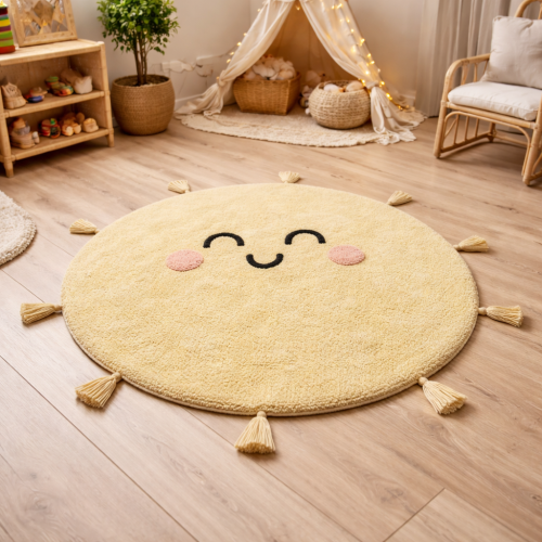 Okrągły dywan dziecięcy 100 cm w kształcie uśmiechniętego słoneczka to idealny dodatek do pokoju w stylu boho. Miękki, przyjemny w dotyku i dekoracyjny – tworzy przytulną przestrzeń do zabawy i odpoczynku najmłodszych.