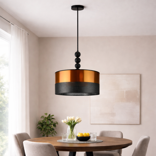 Nowoczesna lampa wisząca z miedziano-czarnym kloszem o eleganckim, perforowanym wykończeniu. Idealna nad stół do jadalni, łączy designerski wygląd z funkcjonalnym oświetleniem, tworząc ciepły i stylowy klimat wnętrza.