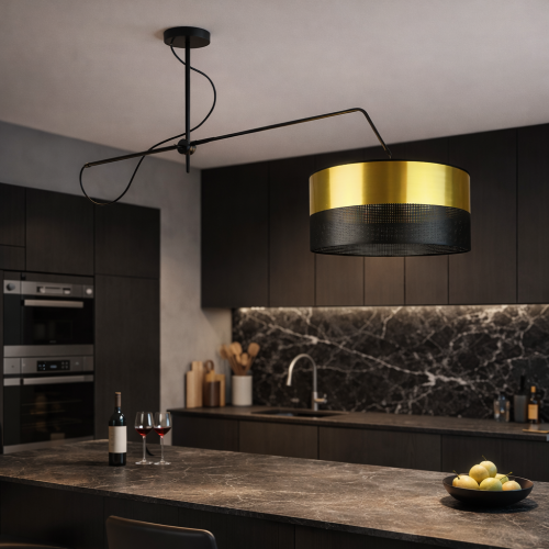 Lampa wisząca GRACE GLAM to designerskie oświetlenie w stylu nowoczesnym i glamour, łączące złoty klosz z czarnymi, perforowanymi detalami. Idealna nad wyspę kuchenną lub stół, zapewnia efektowne światło i podkreśla elegancki charakter wnętrza.