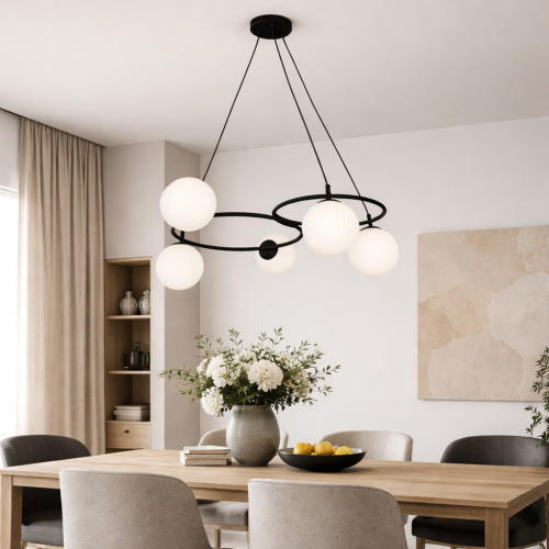 Nowoczesna lampa wisząca w stylu minimalistycznym z czarną metalową konstrukcją i mlecznymi, ryflowanymi kloszami. Designerska forma idealna do jadalni, salonu lub kuchni, łączy elegancję z funkcjonalnym, nastrojowym oświetleniem.