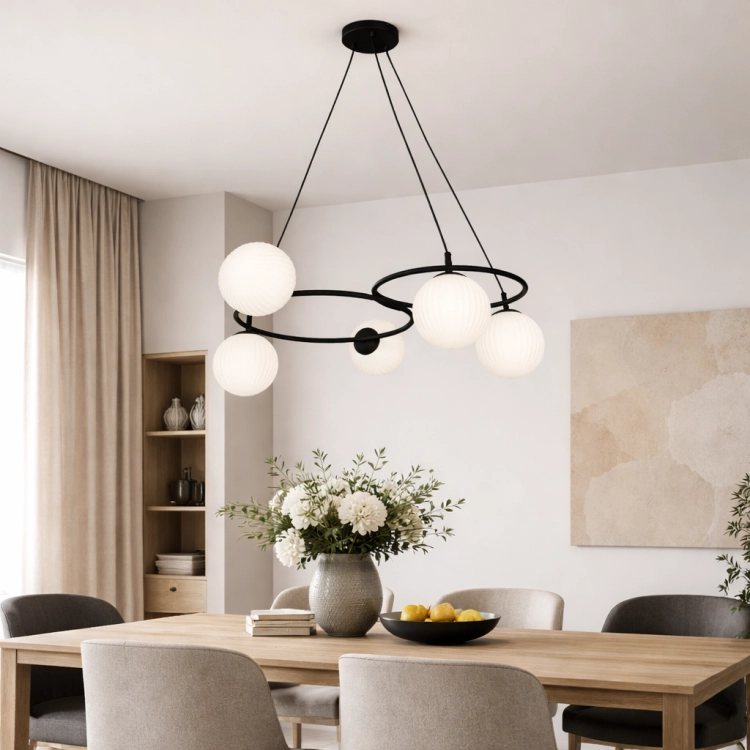 Nowoczesna lampa wisząca w stylu minimalistycznym z czarną metalową konstrukcją i mlecznymi, ryflowanymi kloszami. Designerska forma idealna do jadalni, salonu lub kuchni, łączy elegancję z funkcjonalnym, nastrojowym oświetleniem.