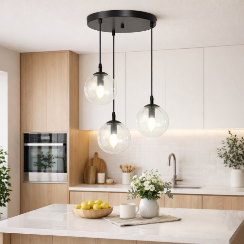 Stylowa lampa wisząca z trzema transparentnymi, szklanymi kloszami to idealne oświetlenie do nowoczesnej kuchni. Minimalistyczna czarna konstrukcja i elegancki design doskonale komponują się z jasnymi wnętrzami, tworząc przytulny i funkcjonalny klimat.