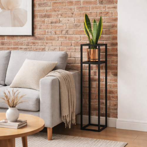 Nowoczesny kwietnik metalowy w minimalistycznym stylu to idealne rozwiązanie do salonu. Stabilna konstrukcja, eleganckie wykończenie i uniwersalny design doskonale eksponują rośliny, dodając wnętrzu charakteru i nowoczesnej estetyki.