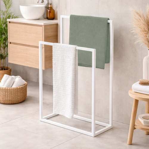 Nowoczesny stojak na ręczniki w minimalistycznym stylu to idealne rozwiązanie do eleganckiej łazienki. Stabilna, metalowa konstrukcja i ponadczasowy design zapewniają wygodę użytkowania oraz estetyczne przechowywanie ręczników.