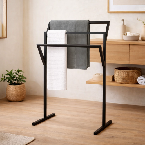 Stojak na ręczniki w stylu japandi – nowoczesny, minimalistyczny design łączący czerń metalu z naturalnym drewnem. Idealny do łazienki inspirowanej harmonią i prostotą. Stabilna konstrukcja i elegancki wygląd podkreślą każde wnętrze.