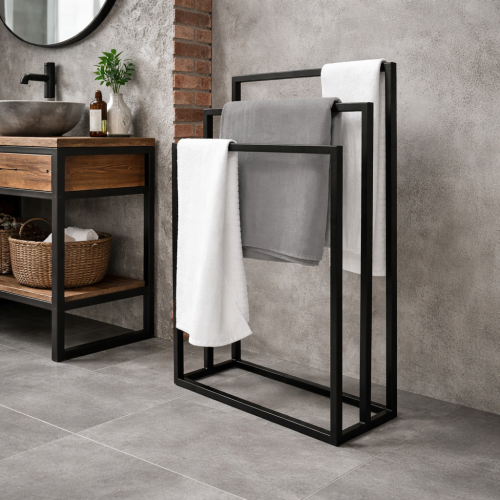 Nowoczesny stojak na ręczniki w stylu industrialnym, wykonany z trwałej stali malowanej na czarno. Stabilna konstrukcja i minimalistyczny design idealnie pasują do loftowych i nowoczesnych łazienek, zapewniając wygodne przechowywanie ręczników.