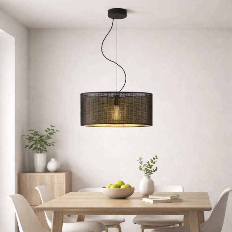 Minimalistyczna lampa wisząca do jadalni z czarnym, perforowanym kloszem i dekoracyjną żarówką Edison. Idealna nad stół – tworzy ciepłe, nastrojowe światło i podkreśla nowoczesny charakter wnętrza. Styl, funkcjonalność i elegancja w jednym.