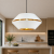Nowoczesna lampa wisząca o minimalistycznym designie, z matową białą obudową i eleganckim złotym wykończeniem wnętrza. Idealna do jadalni lub kuchni, zapewnia ciepłe, przytulne światło i stylowy akcent w każdym wnętrzu.