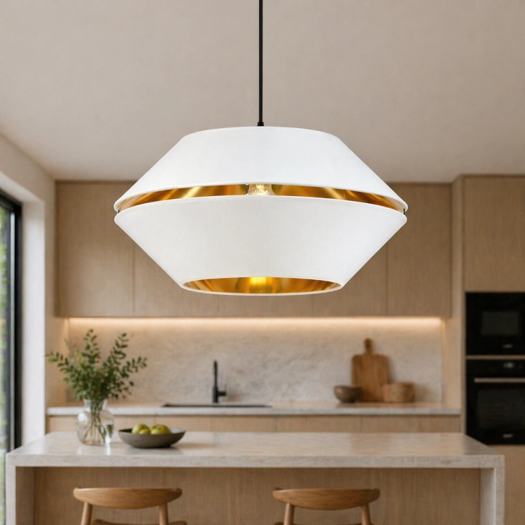 Nowoczesna lampa wisząca o minimalistycznym designie, z matową białą obudową i eleganckim złotym wykończeniem wnętrza. Idealna do jadalni lub kuchni, zapewnia ciepłe, przytulne światło i stylowy akcent w każdym wnętrzu.