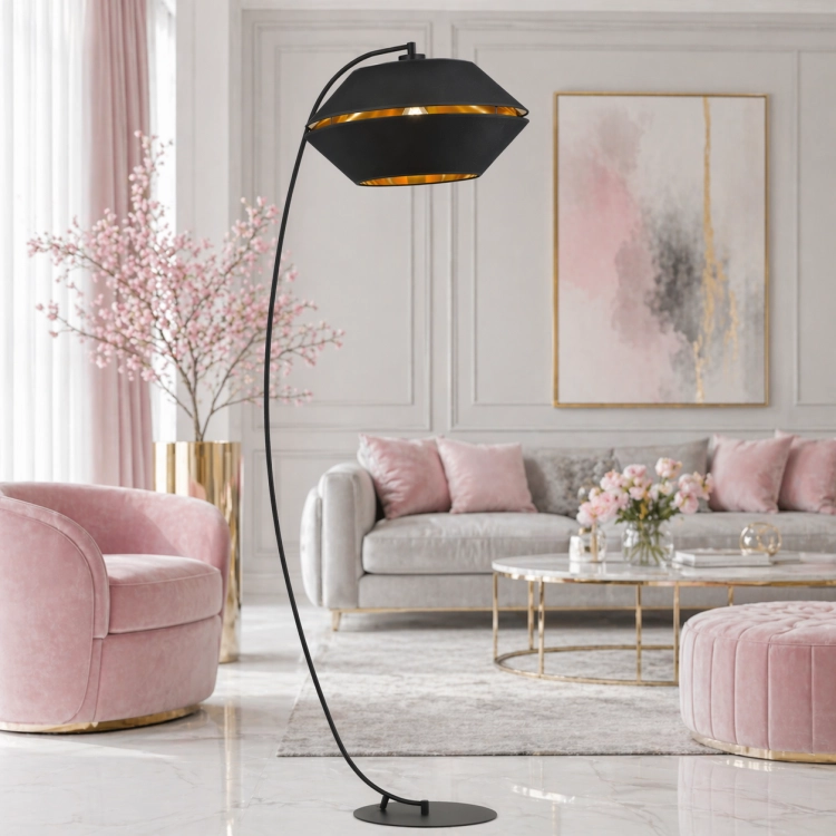 Nowoczesna lampa podłogowa o eleganckiej, łukowej formie to idealny wybór do wnętrz glamour. Czarna konstrukcja z subtelnymi złotymi akcentami zapewnia styl i funkcjonalność. Doskonale podkreśla aranżacje w odcieniach szarości i różu.