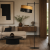 Nowoczesna lampa podłogowa w stylu minimalistyczno-industrialnym. Czarny metal i naturalne drewno tworzą elegancki kontrast. Regulowany klosz zapewnia funkcjonalne oświetlenie salonu, idealne do wnętrz loft i skandynawskich.